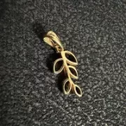 پلاک آویز زنانه طلای 18 عیار مدل برگ S2-1