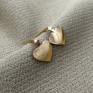 گوشواره طلا 18 عیار زنانه طلاکده مدل قلب پیک